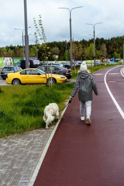 Şehirde koronavirüs salgını var. Golden Retriever köpeğini boş sokaklarda gezdiren bir kız.