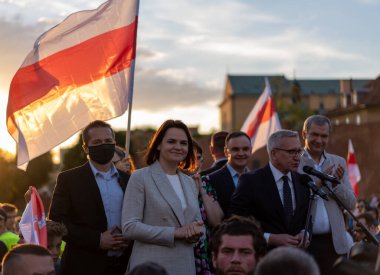 Varşova, Polonya - 3 Haziran 2021: Beyaz Rusya muhalefet lideri Sviatlana Tsikhanouskaya 'nın portresi Belarus' taki siyasi durumu protesto ediyor