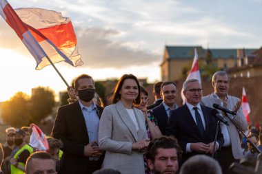Varşova, Polonya - 3 Haziran 2021: Beyaz Rusya muhalefet lideri Sviatlana Tsikhanouskaya 'nın portresi Belarus' taki siyasi durumu protesto ediyor