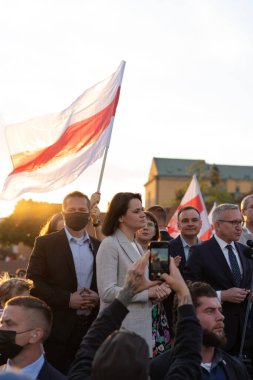 Varşova, Polonya - 3 Haziran 2021: Beyaz Rusya muhalefet lideri Sviatlana Tsikhanouskaya 'nın portresi Belarus' taki siyasi durumu protesto ediyor
