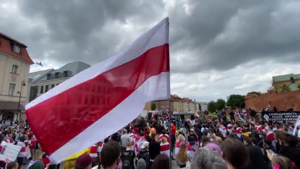 Warszawa, Polska - 29 maja 2021: pokojowe demonstracje protestacyjne. kilkuset Białorusinów zebrało się przeciwko reżimowi dyktatorskiemu Łukaszenki na Białorusi — Wideo stockowe