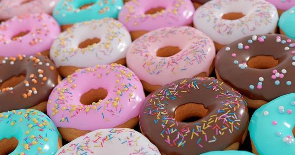 Foto van diverse donuts met chocolade mat, roze geglazuurd en hagelslag donuts — Stockfoto