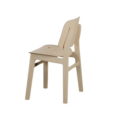 Modern çam mutfak sandalyesi beyaz arkaplanda izole