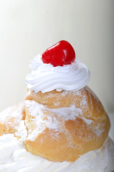 Cream puff filled with whipped cream — Stock Photo, Image