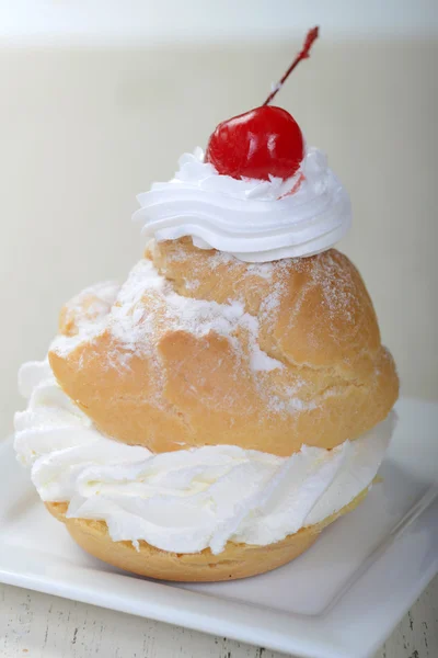 Cream puff filled with whipped cream — Stock Photo, Image