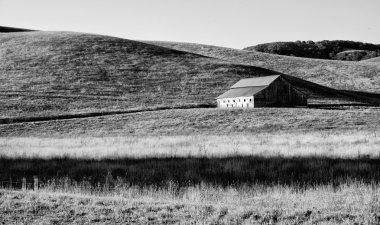California tepelerinde eski rustik ahır