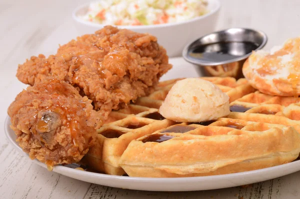 Southern fried chicken and waffles — Stock Photo, Image