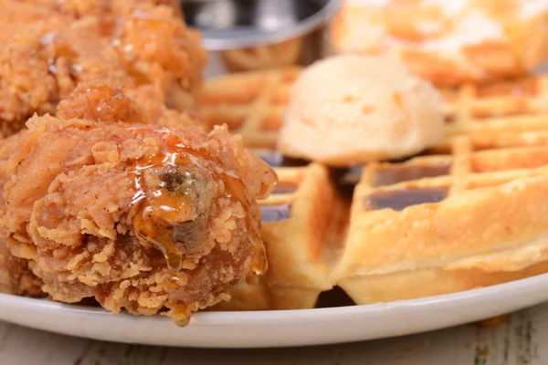 Southern fried chicken and waffles — Stock Photo, Image