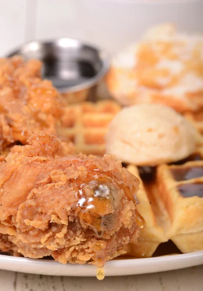 Southern fried chicken and waffles — Stock Photo, Image