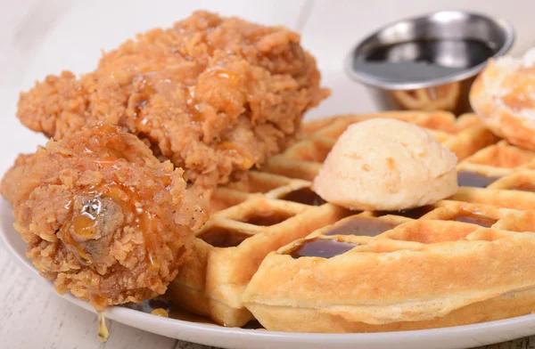 Zuidelijke gebakken kip en wafels — Stockfoto