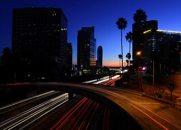 Nézd a Los Angeles-i alkonyatkor autó az autópályán — Stock Fotó