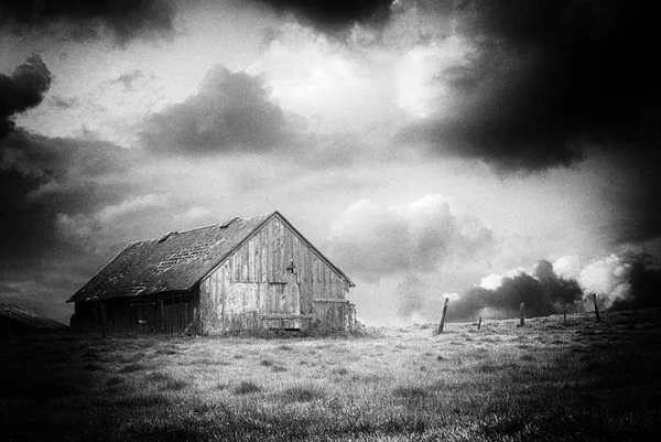 Velho celeiro abandonado numa noite tempestuosa — Fotografia de Stock