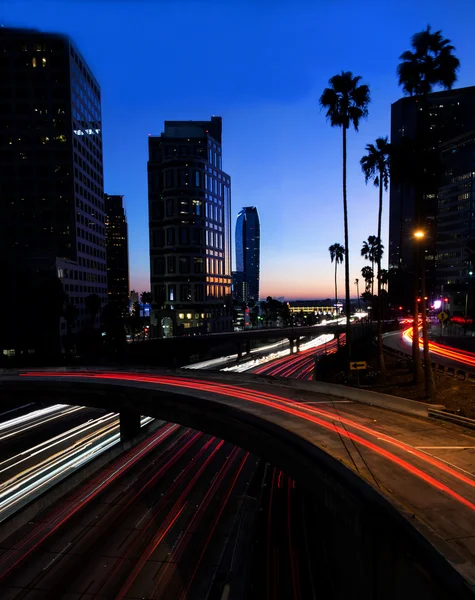 Vista nocturna de la autopista y los edificios de Los Ángeles — Foto de Stock