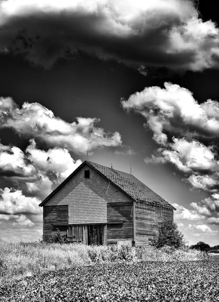 Ancienne grange désolée avec nuages orageux au-dessus — Photo