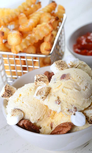 Мороженое с орехами и картошкой фри — стоковое фото