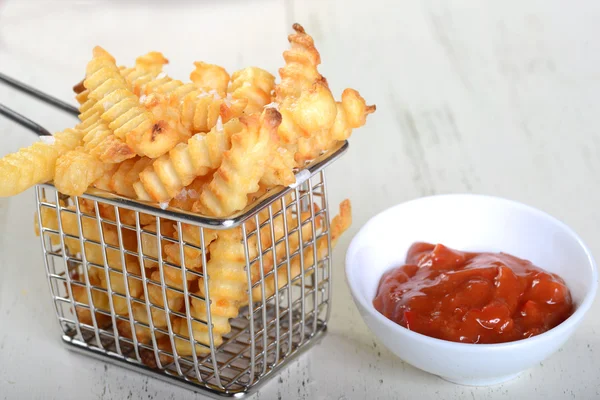 Patates kızartması tel fritöz sepet içinde — Stok fotoğraf