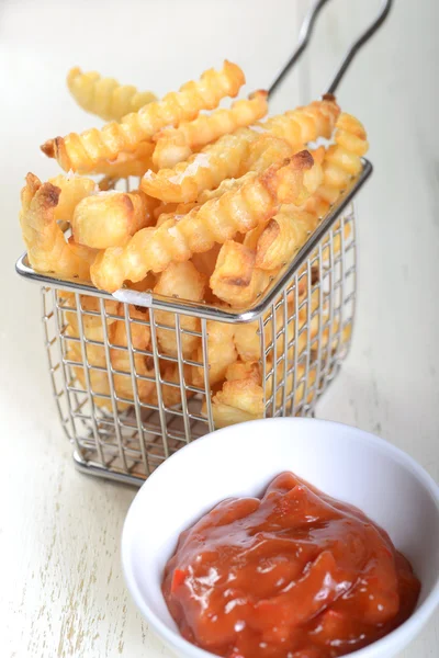 Pommes frites i fritös trådkorg — Stockfoto