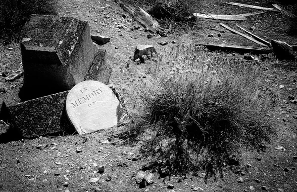 Cimitero spaventoso mostrando vecchia tomba — Foto Stock