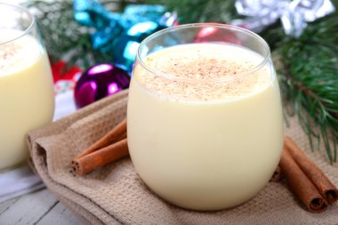 Bardak eggnog bir Noel ortamda