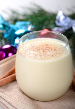 Bardak eggnog bir Noel ortamda