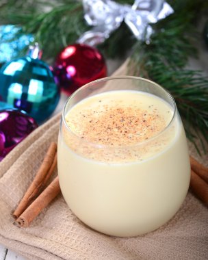 Bardak eggnog bir Noel ortamda