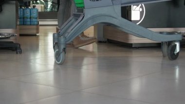 Süpermarkette yavaş çekim video alışveriş arabası