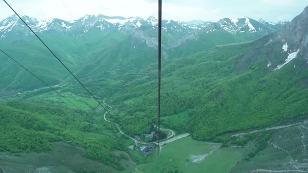 Picos Europa Nedstigning Med Linbana Gröna Landskap Spektakulär Utsikt Svindel — Stockvideo