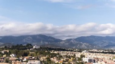 Kışın şehirde bulutlar uçuşuyor.