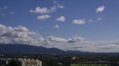 Kışın şehirde bulutlar uçuşuyor.