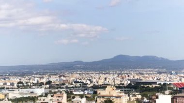 Kışın şehirde bulutlar uçuşuyor.