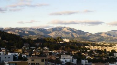 Kışın şehirde bulutlar uçuşuyor..