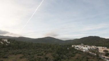 Kışın şehirde bulutlar uçuşuyor..