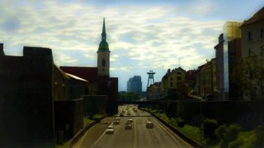 Avrupa 'nın Bratislava Slovakya şehrinde arabalar çalışıyor.