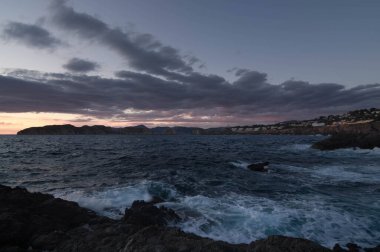 Malgrats Adaları, Calvia, Mallorca, Balear Adaları, Akdeniz, İspanya 'nın muhteşem gökyüzü ile gün batımı ve gündoğumu