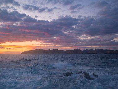 Malgrats Adaları, Calvia, Mallorca, Balear Adaları, Akdeniz, İspanya 'nın muhteşem gökyüzü ile gün batımı ve gündoğumu