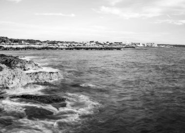 Tarlada eski bir duvar var.