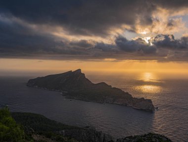 Tarlada eski bir duvar var.