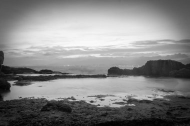 Tarlada eski bir duvar var.