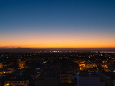 Tarlada eski bir duvar var.