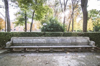 Sonbaharda aranjuez bahçeleri, kırmızı yapraklar, altın yapraklar, park bankı