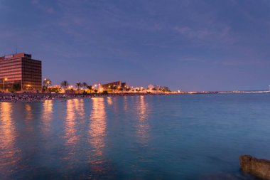 Palma de Mallorca plajı, San Juan yaz gecesinde gün batımı
