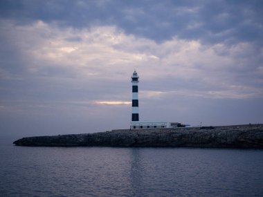 Artrutx deniz feneri, Menorca, Balear Adaları, Akdeniz, Avrupa 'da panoramik günbatımı manzarası