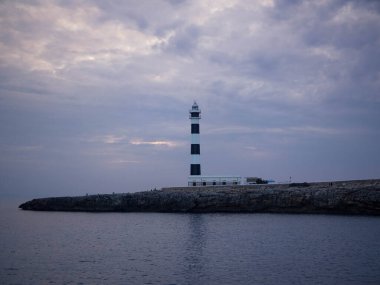 Artrutx deniz feneri, Menorca, Balear Adaları, Akdeniz, Avrupa 'da panoramik günbatımı manzarası