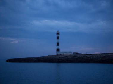 Artrutx deniz feneri, Menorca, Balear Adaları, Akdeniz, Avrupa 'da panoramik günbatımı manzarası