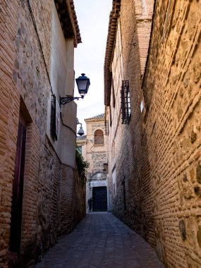 Tarlada eski bir duvar var.