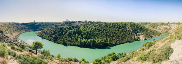 Tarlada eski bir duvar var.