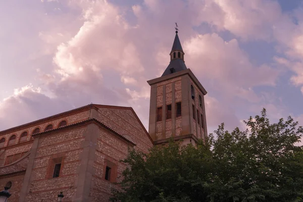 Tarlada eski bir duvar var.