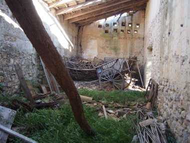 Tarlada eski bir duvar var.