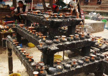 Nepal ulusu depremden sonra birçok tapınağını ve evini yıktı, Katmandu.