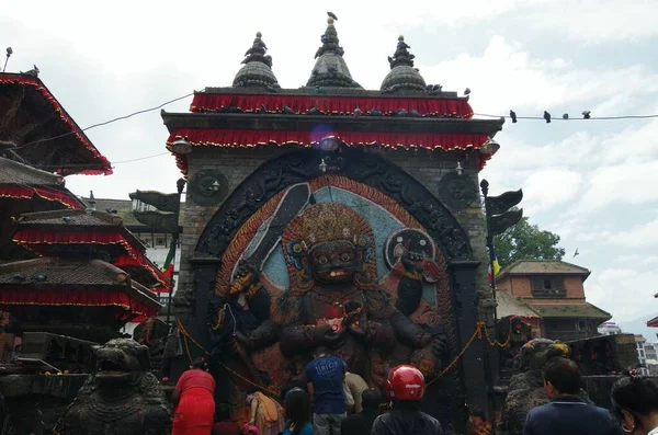 Nepal ulusu depremden sonra birçok tapınağını ve evini yıktı, Katmandu.